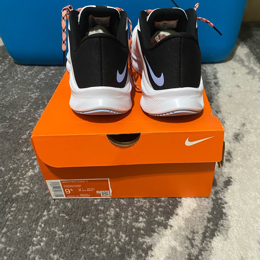 Nike - Picture 2 of 3